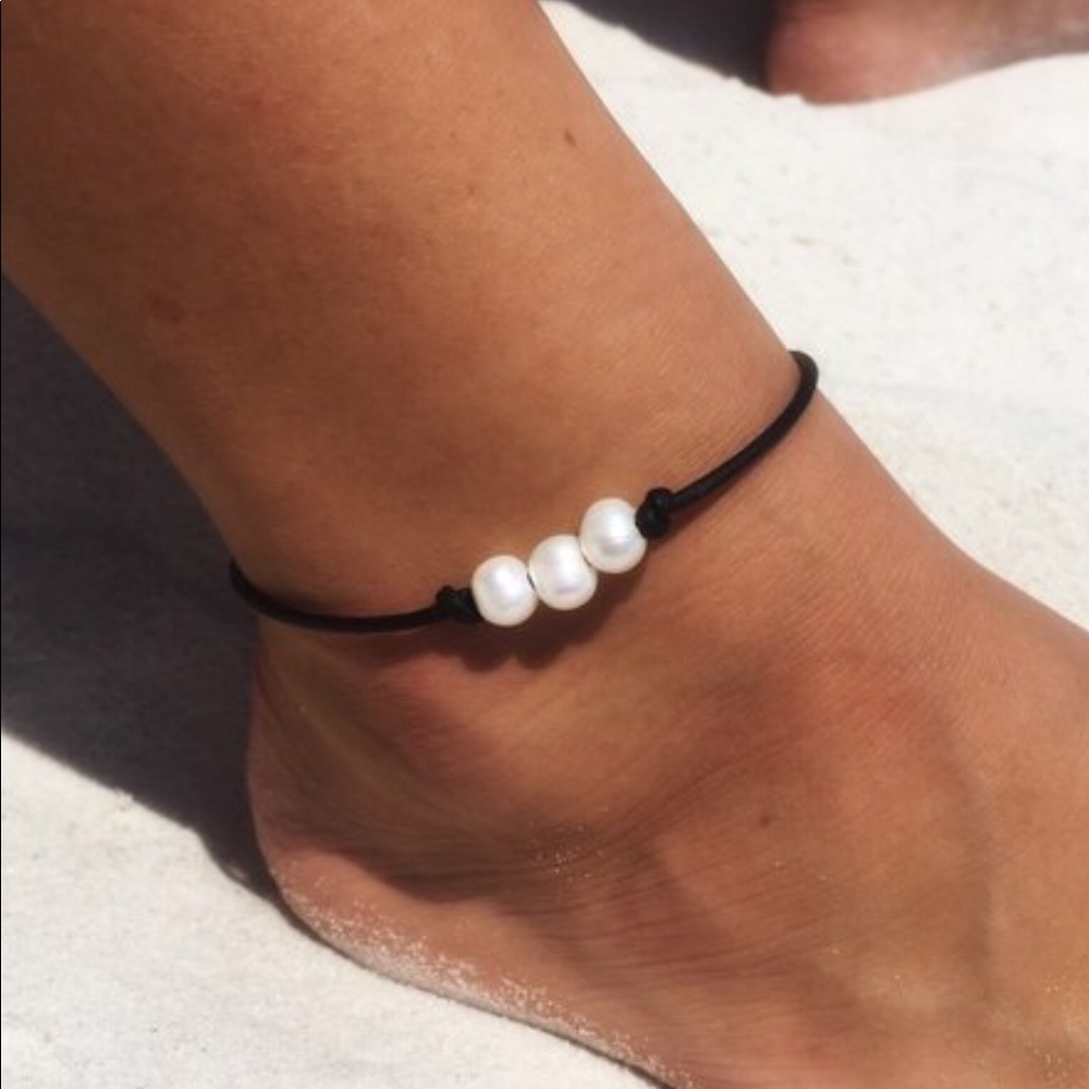 NWOT Triple Freshwater Pearl Leather Anklet